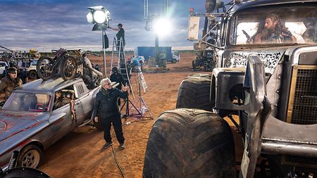 Behind the scenes of “Furiosa: A Mad Max Saga”: George Miller directs a scene between Anya Taylor-Joy (Furiosa) and Chris Hemsworth (Dementus).