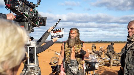 Behind the scenes of “Furiosa: A Mad Max Saga”: The ALEXA 65 mounted on a dolly for a scene with Chris Hemsworth as Dementus.